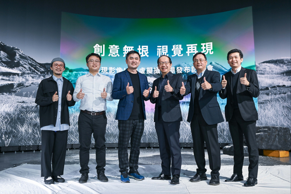東升國際光電與再現(xiàn)影像攜手，於中影製片廠建置全臺首座提供嶄新一站式整合服務的LED虛擬製作攝影棚（圖左至右：再現(xiàn)影像視覺總監(jiān)郭憲聰、再現(xiàn)影像營運總監(jiān)黃棨雋、再現(xiàn)影像藝術(shù)總監(jiān)與導演紀柏舟、東升國際光電技術(shù)長廖唯倫、東升國際光電系統(tǒng)設計製造服務事業(yè)總部副總經(jīng)理曾天龍、東升國際光電系統(tǒng)產(chǎn)品事業(yè)資深處長蘇聖倫）