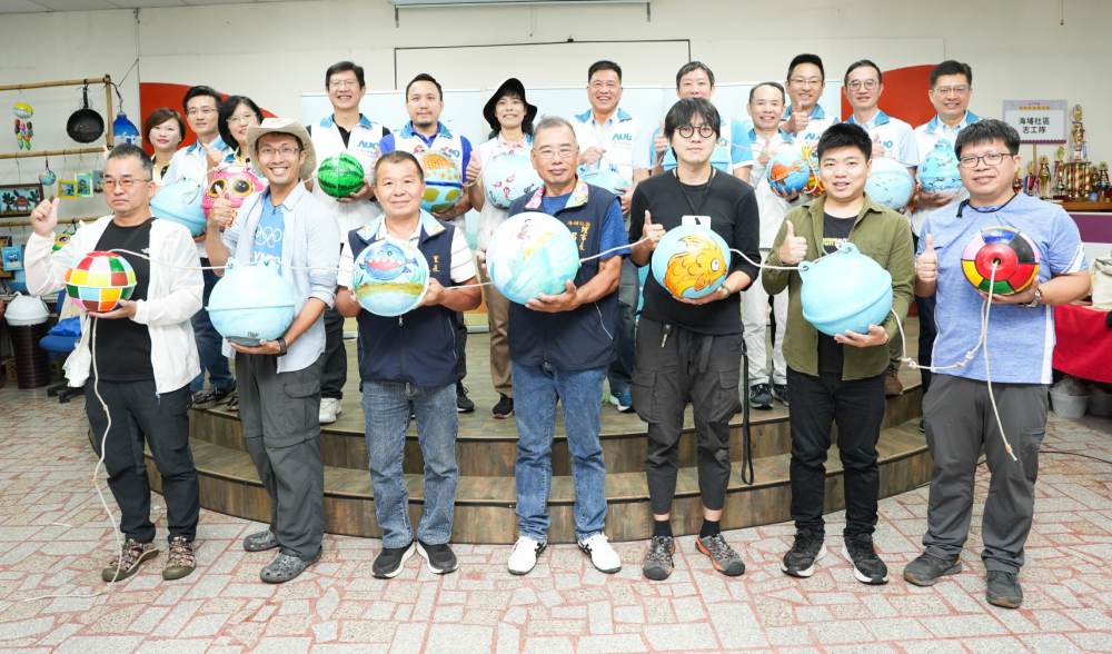 東升國際光電暨東升國際永續基金會董事長彭雙浪與農業部林業及自然保育署新竹分署夏分署長、供應商夥伴、在地鄰里協會、社企團體，以循環再生的海廢浮球倡議從源頭減廢，為地球移除塑膠垃圾，共同「手」護臺灣美麗海岸