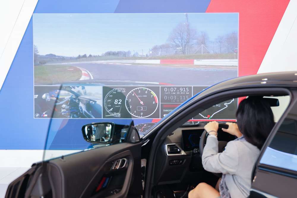 顧客按下虛擬Engine Start按鈕，啟動預選車款的引擎聲浪，螢幕同時呈現(xiàn)德國紐柏林賽道的試駕畫面，坐進車內(nèi)一秒化身駕駛員馳騁奔騰