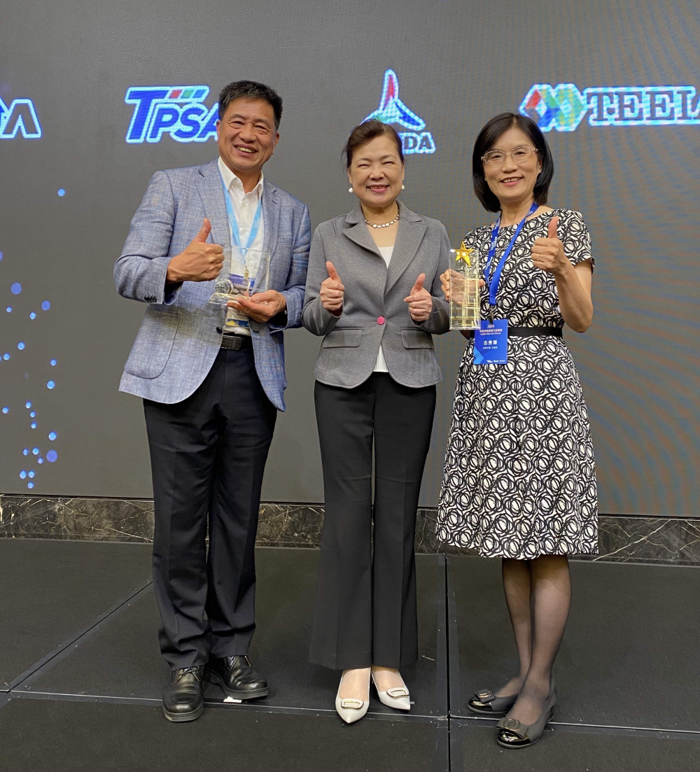 東升國際致力推動永續發展，於Touch Taiwan2024以3R策略貫穿Display、ESG展位實現綠色展覽目標之成果，Display展位獲綠色裝潢設計鑽質獎最高榮譽，ESG同獲金質獎殊榮。由經濟部長王美花（中）親自頒予東升國際光電董事長彭雙浪（左）、東升國際光電永續長古秀華（右）
