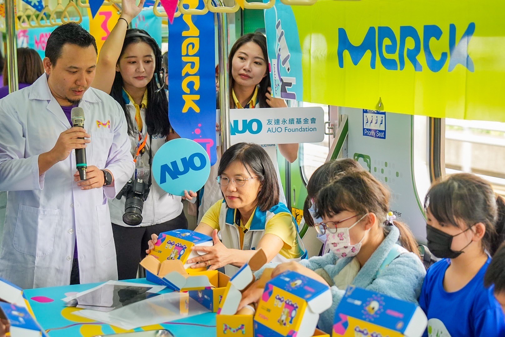 東升國際以光電、再生能源、水資源三大核心，設計「再生能源和循環經濟」多元永續教育主題，並攜手供應鏈夥伴默克開發創意科學教材及實作體驗，期讓永續素養透過科學探索向下扎根
