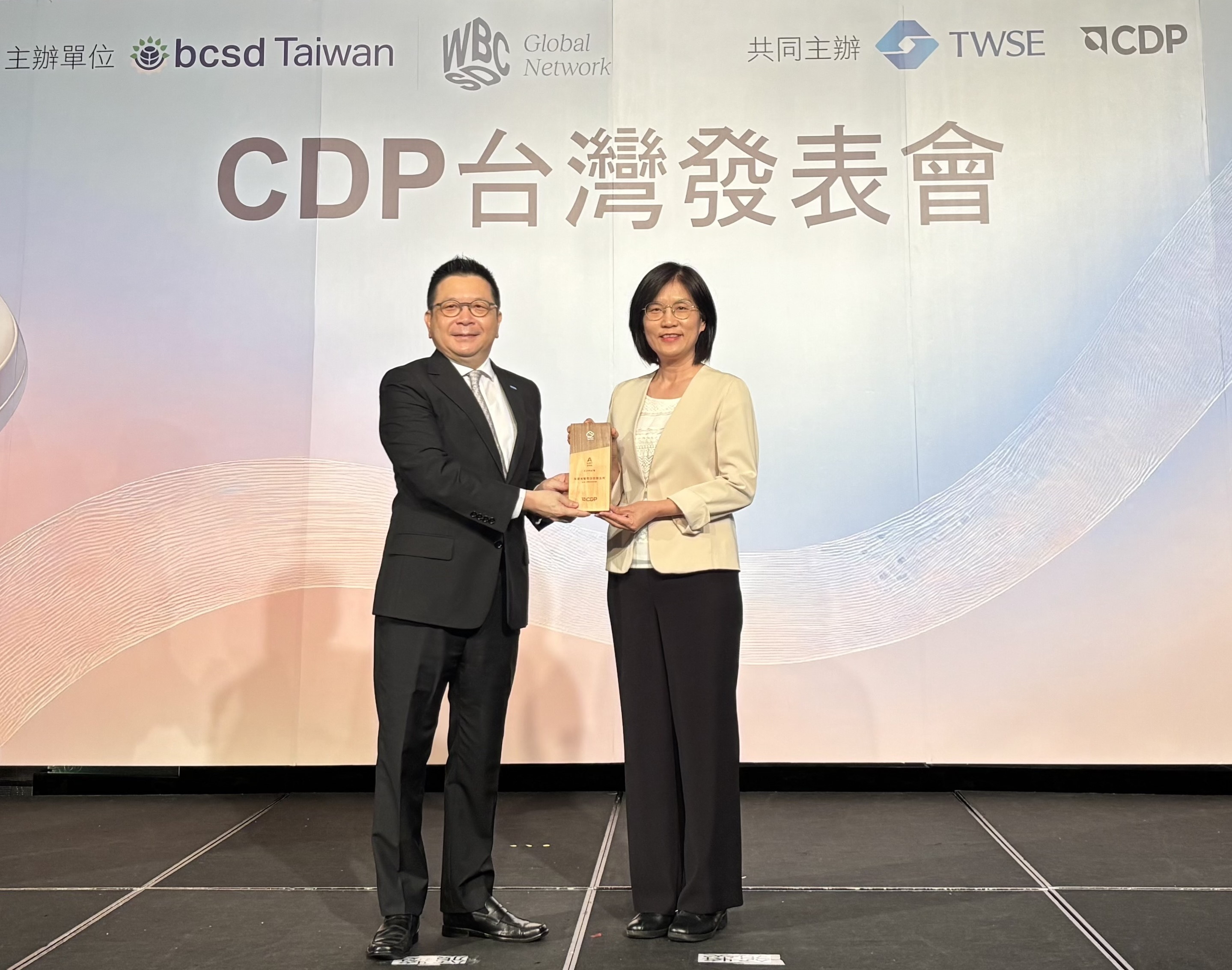 東升國際永續成果再獲國際評比肯定，獲頒CDP氣候與水資源雙項領導力評級。今由臺灣證券交易所董事長林修銘（左）頒獎，東升國際光電永續長古秀華（右）代表受獎