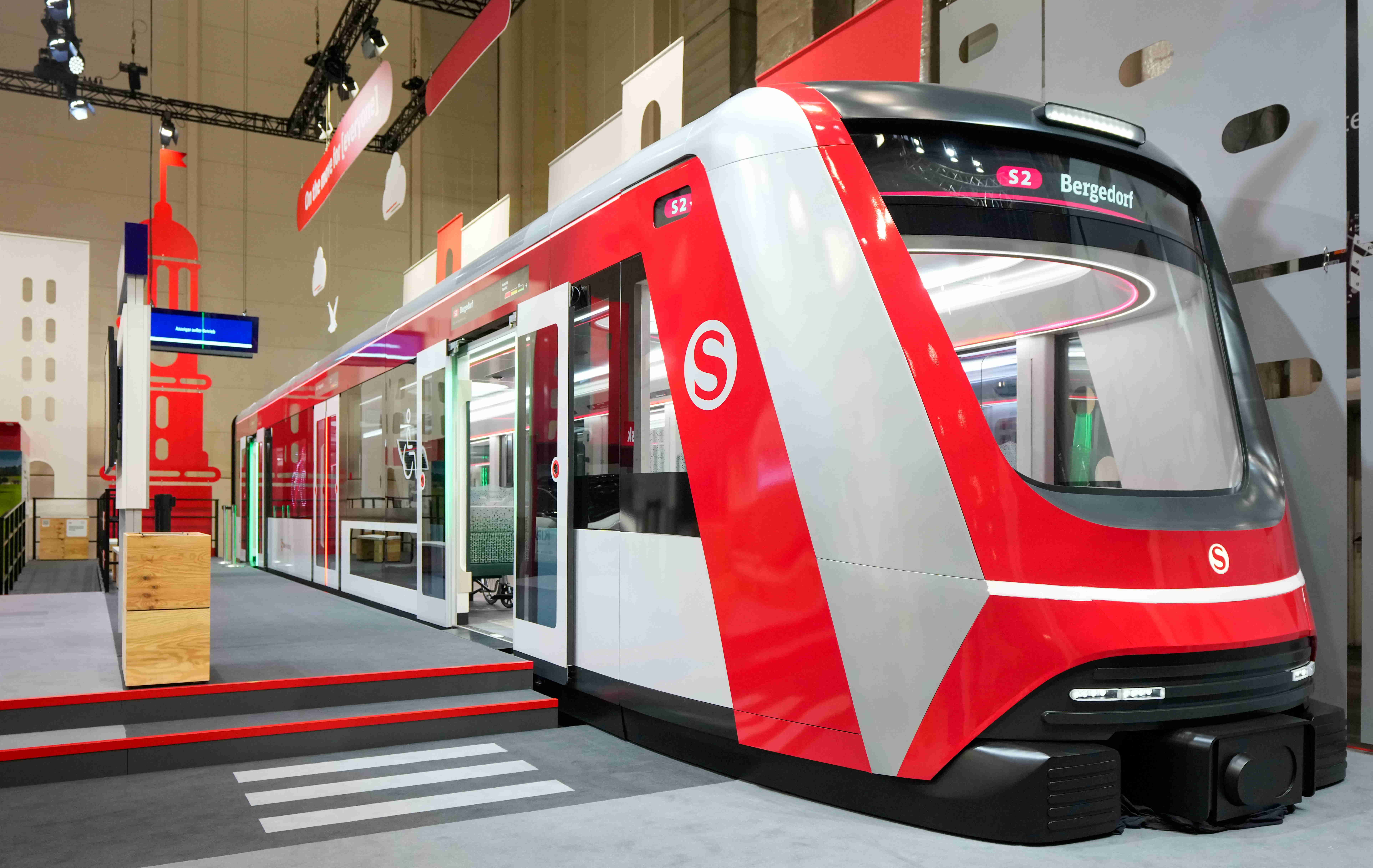 達(dá)擎與德鐵旗下子公司漢堡城市快捷合作全新節(jié)能概念列車，不僅滿足乘客溝通和運(yùn)營效率，更助力德國鐵路的綠色運(yùn)輸轉(zhuǎn)型進(jìn)程，打造智慧永續(xù)共存的凈零城市藍(lán)圖。（圖片來源：德國鐵路公司）